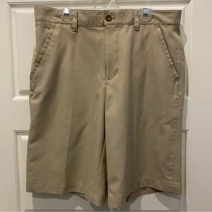 NWOT IZOD Beige Golf Shorts Size 30